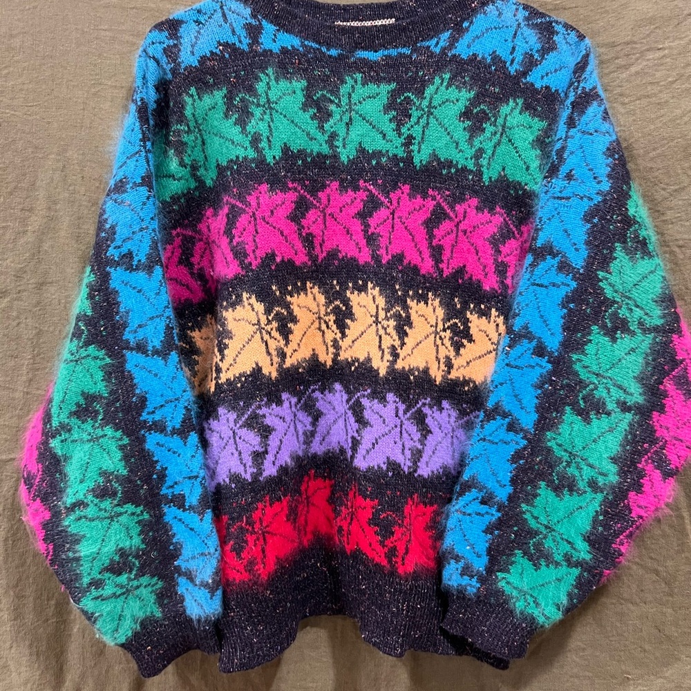 Vintage 80s Leaf Patterned Knit Sweater – Cozy & Colorful